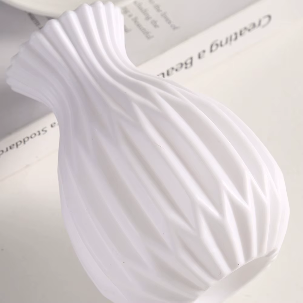 Vases en plastique blancs imitation céramique