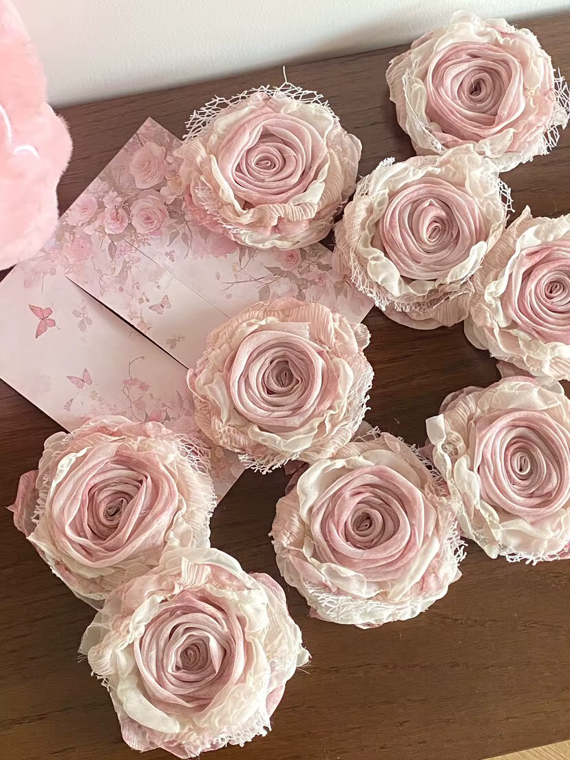 Fleurs de rose artisanales roses