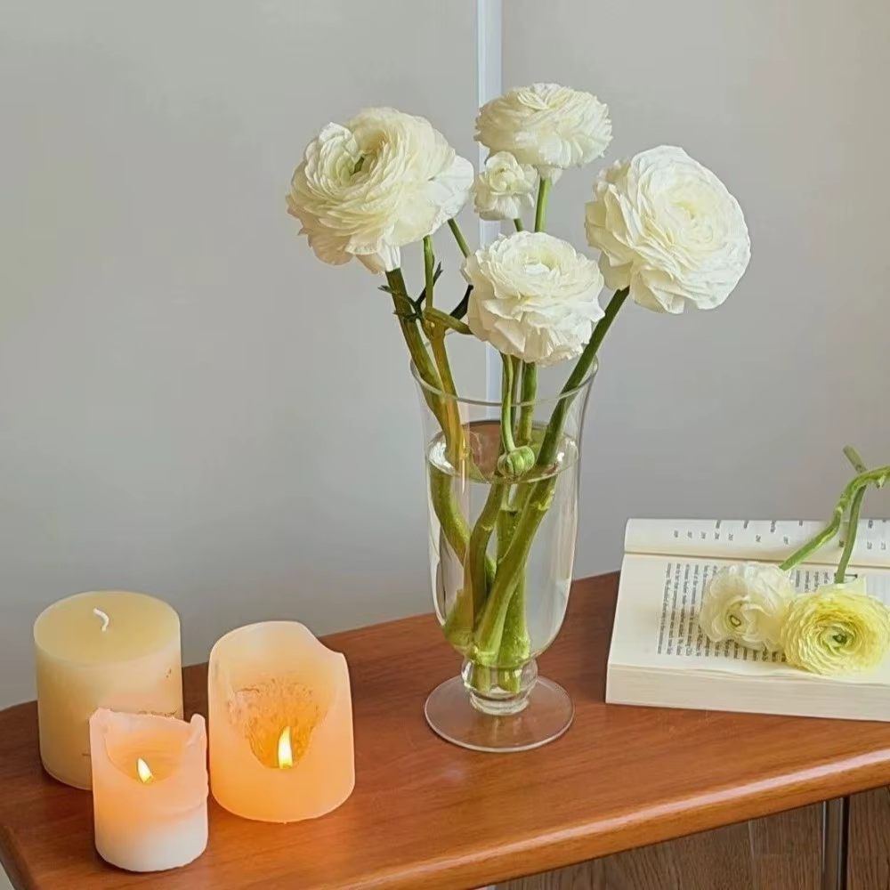 Vase à fleurs en verre transparent