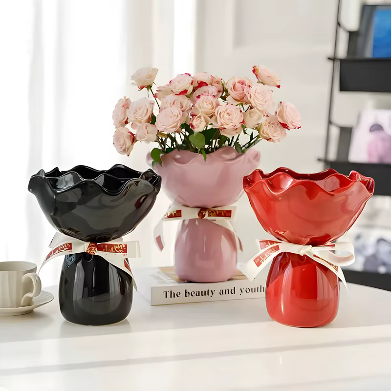 Vase en céramique en forme de rose