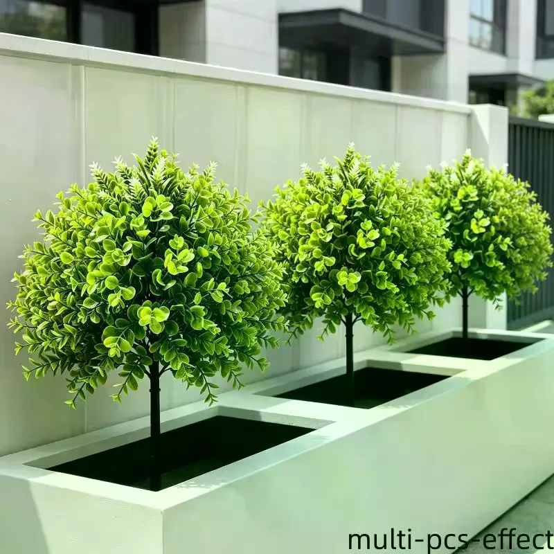 Plantes vertes artificielles sur piquet