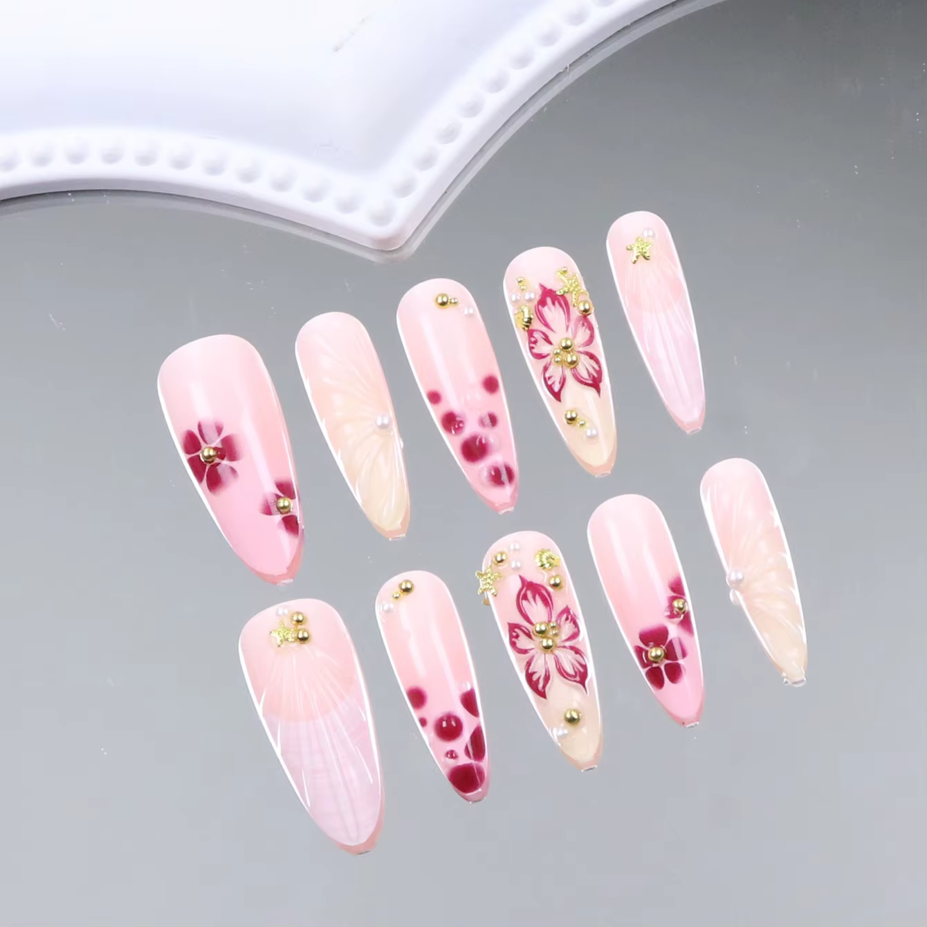 Faux ongles à pression en amande moyenne, avec fleurs 3D et charme doré, un cadeau pour femmes et filles, 10 pièces
