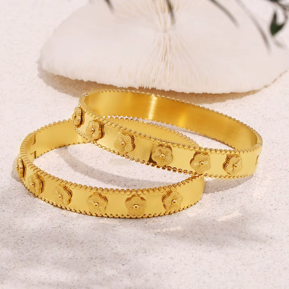 Bracelet de luxe en acier inoxydable plaqué or 18 carats pour femme, ensemble de matiques, gaufrage de fleurs, étanche, bijoux Nette, vente en gros