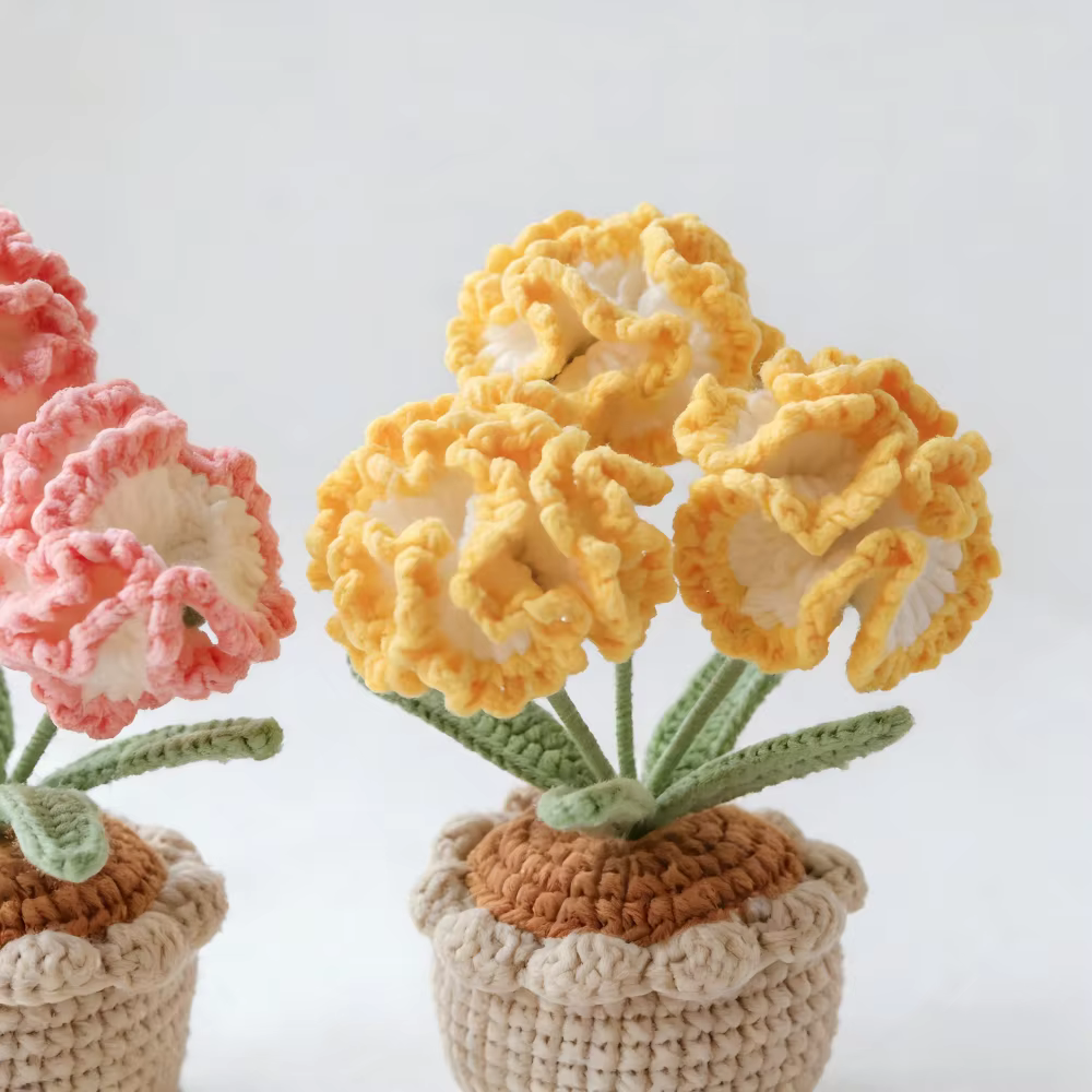 Plante en pot de carnations en laine crochetée à la main