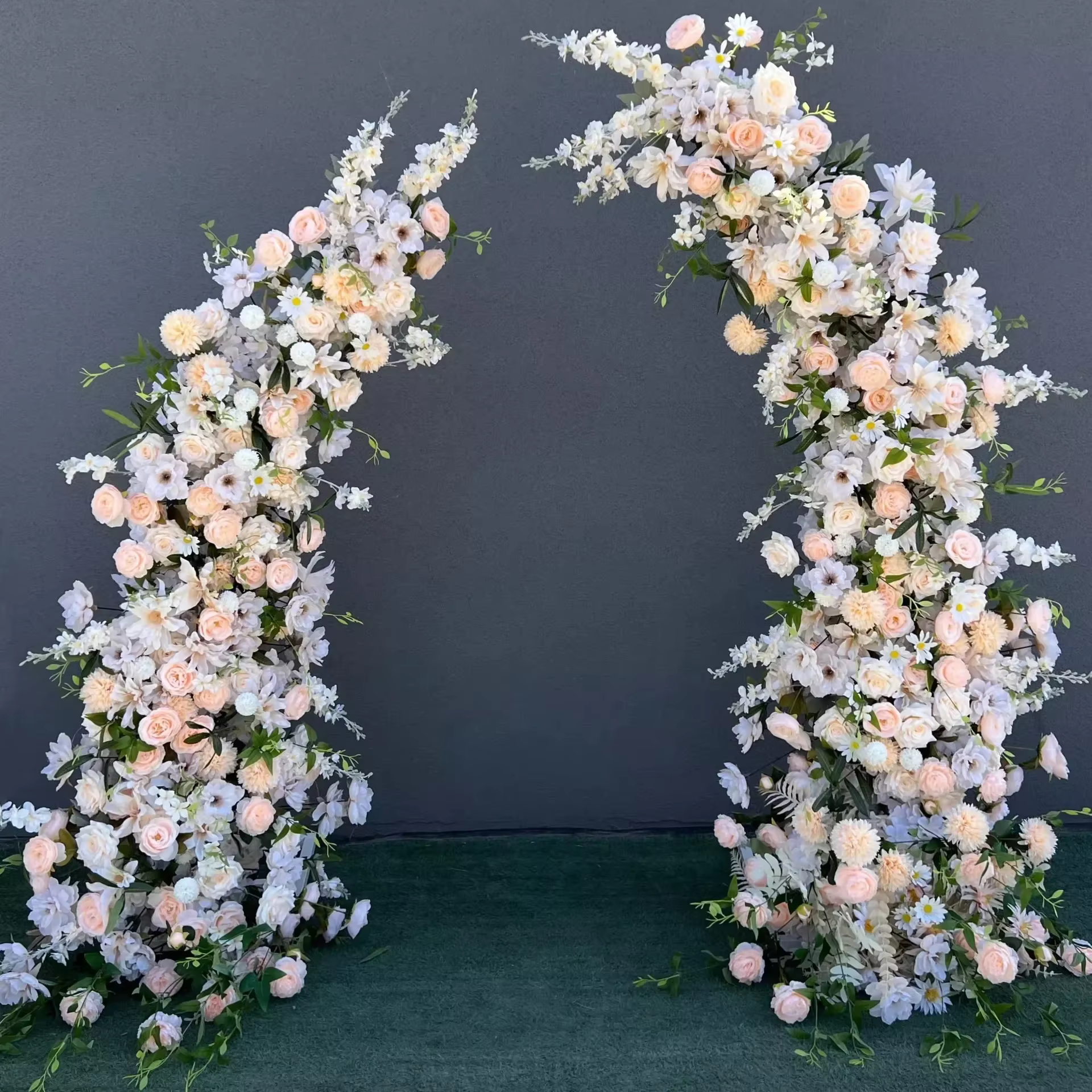 Arrangement de fleurs artificielles en arc de trompette