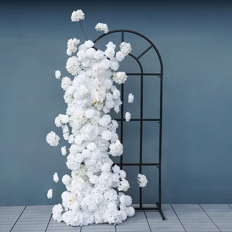 Chemin de pompons de Rose blanc pur