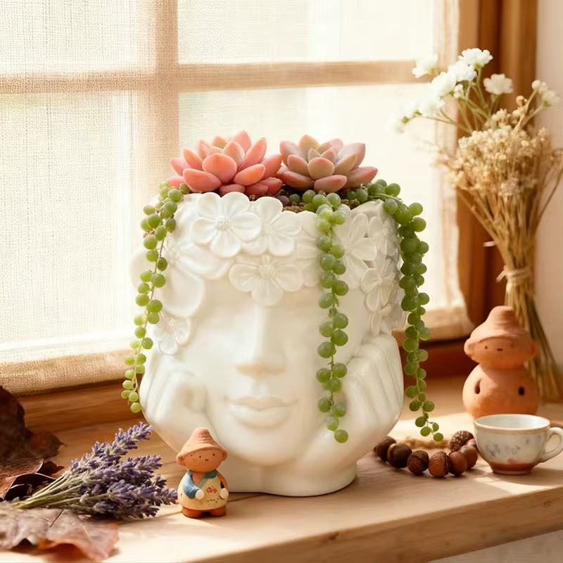 Pot de fleurs en résine décoré de fleurs