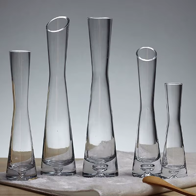 Vase à fleurs en verre transparent