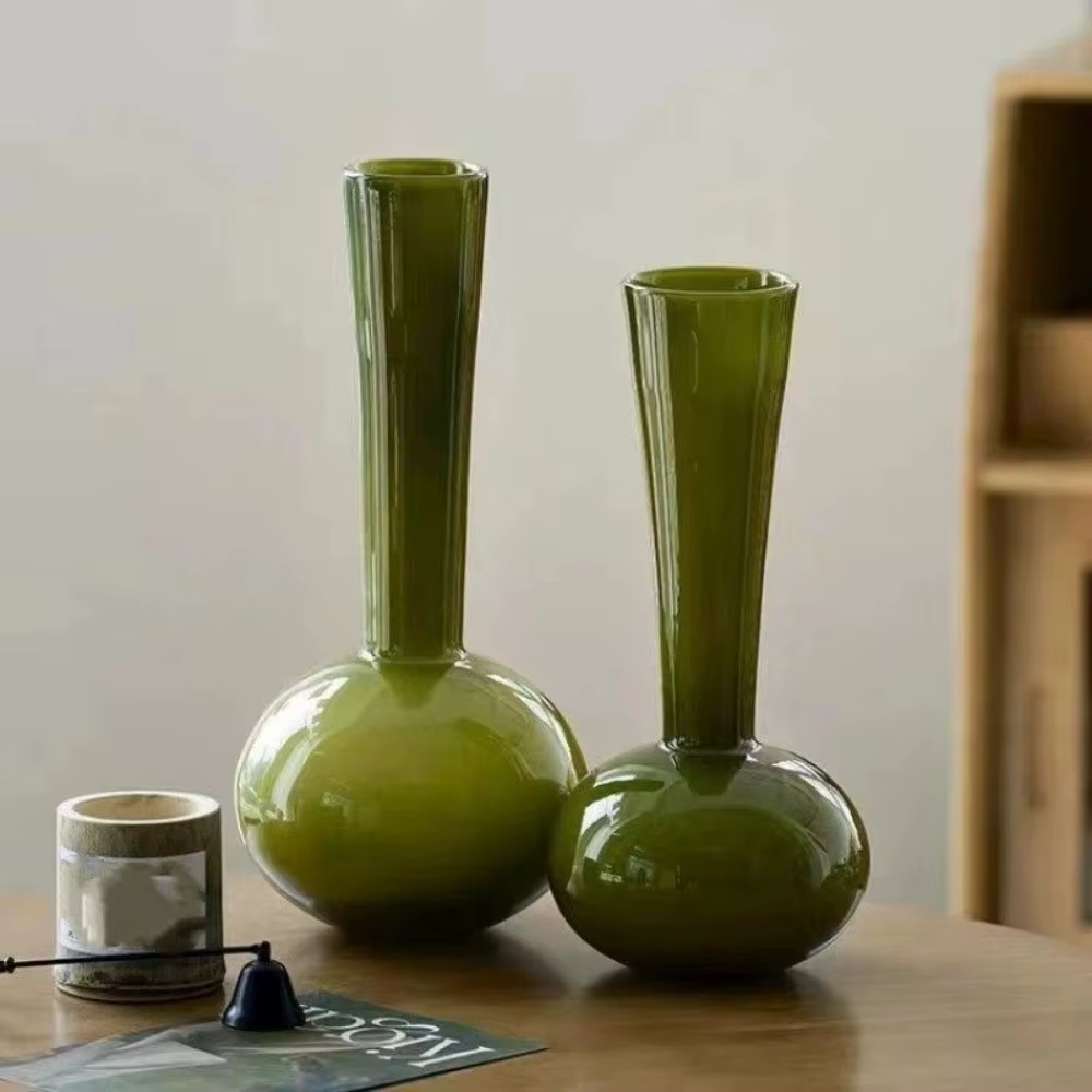Vase en verre vert olive de style vintage français