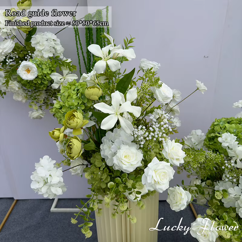 Décoration de mariage avec fleurs artificielles blanches et vertes