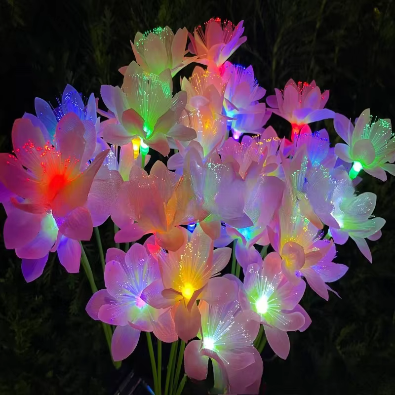 Lampe solaire à piquer en terre en forme de fleur de camélia