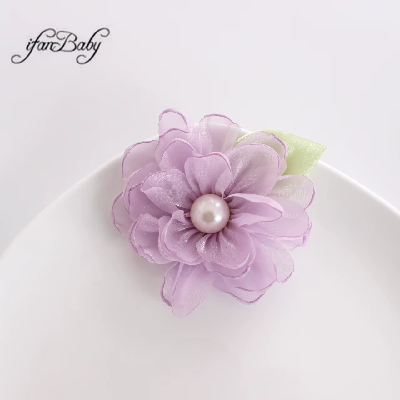 Fleurs en tissu avec centre perlé