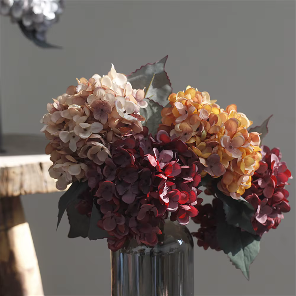 Vase de fleurs artificielles d'hortensia en soie