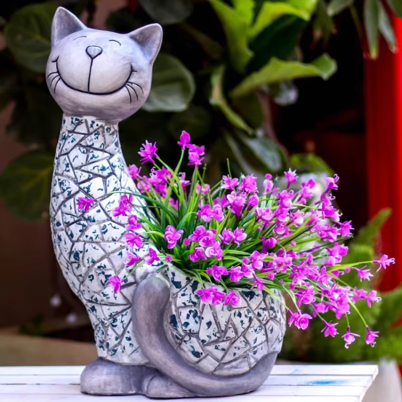 Pot de fleur en forme de chat en plein air