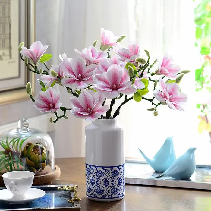 Magnolia au toucher manuel avec bourgeons