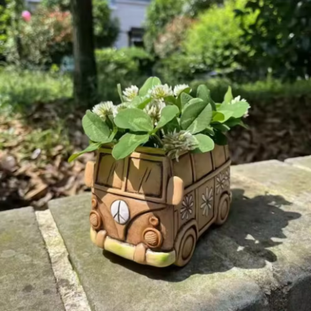 Pot de fleurs en forme de bus hippie rétro
