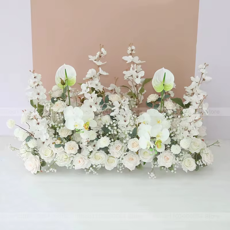 Composition florale au sol de roses blanches