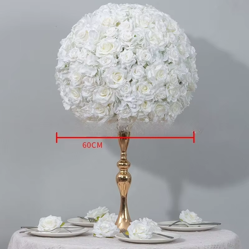Nouvelles boules de fleurs de rêve ivoire exude le luxe dans les fenêtres d'exposition transformetent des tables de mariage en paramètres de banquet haut de gamme