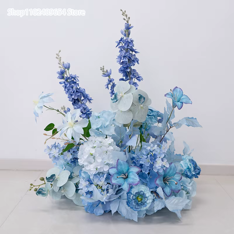 Fleurs artificielles bleues suspendues