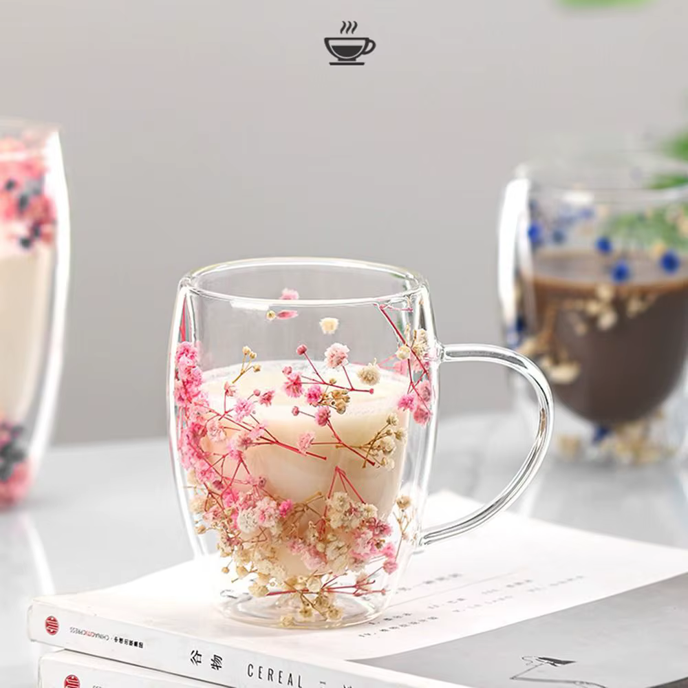 Tasse en verre à double paroi avec fleurs séchées