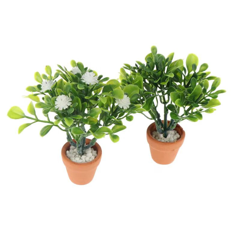 Miniature de fleur blanche et de plante verte en pot