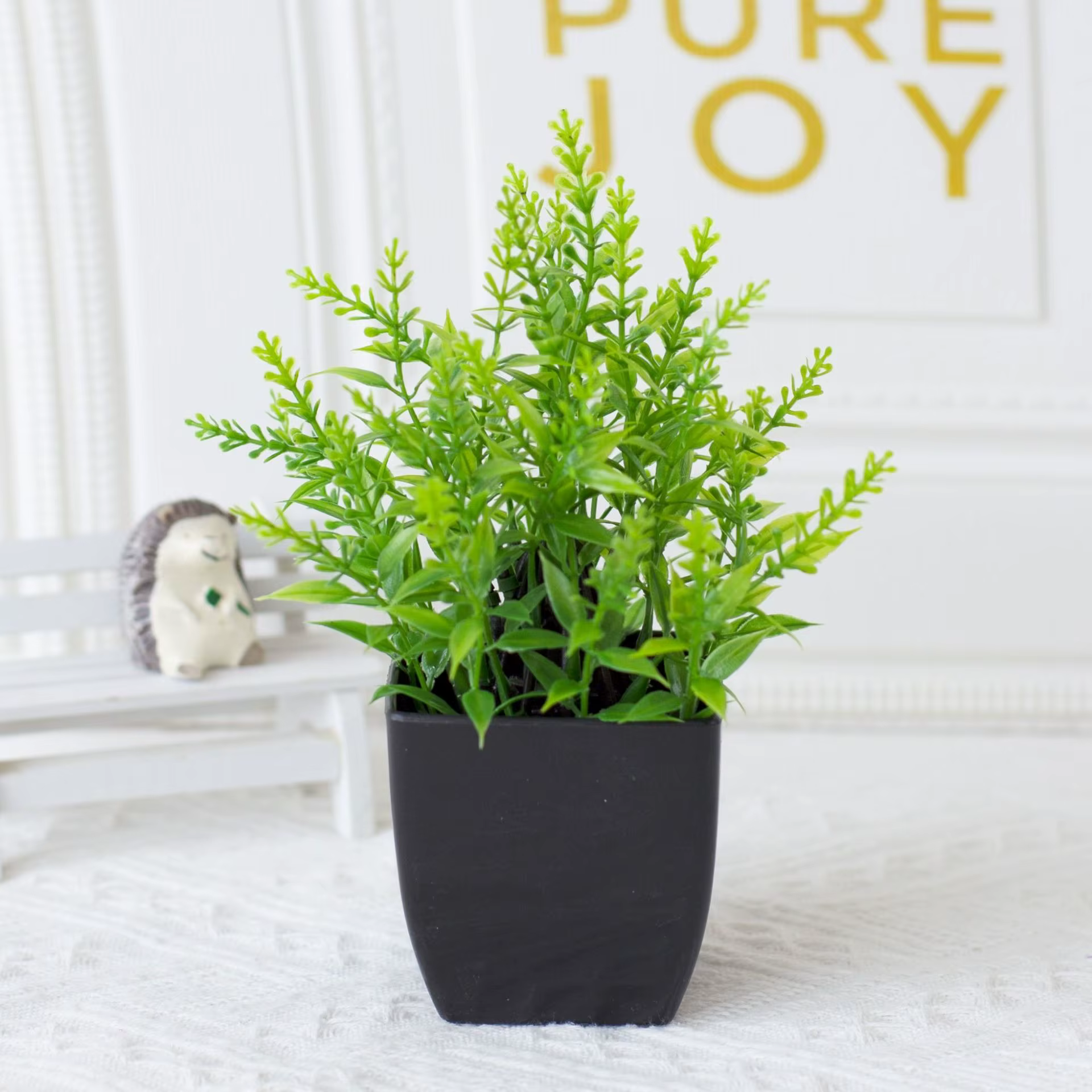 Pot noir de fausse plante