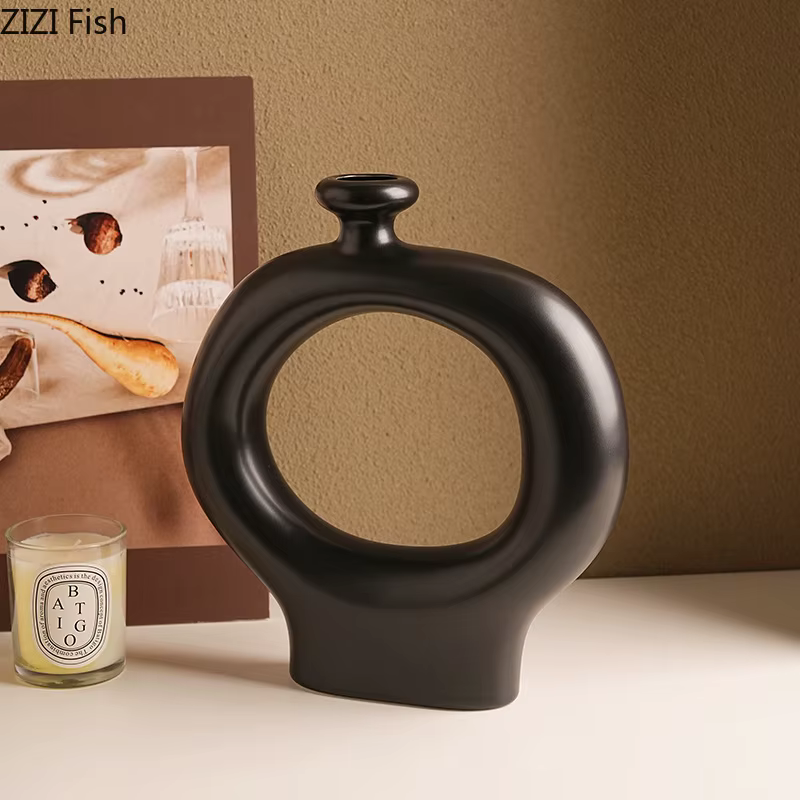 Vase en céramique à rayures zébrées