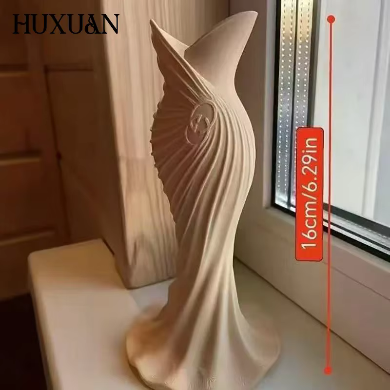 Vase en plastique élégant en forme de robe
