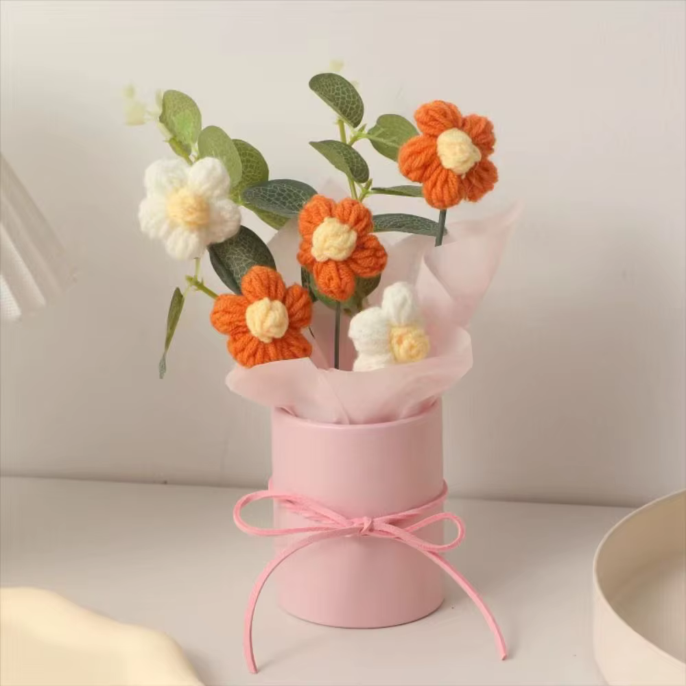 Fleurs en crochet tricotées colorées avec pot