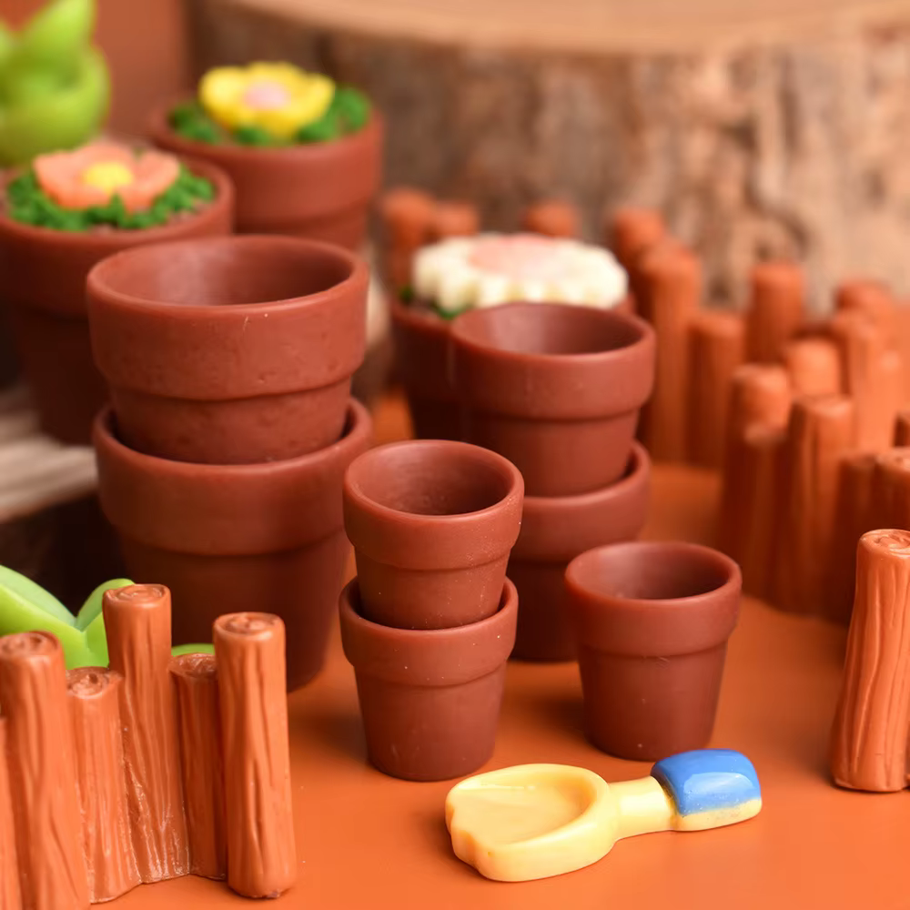 Mini pots en plastique faits à la main