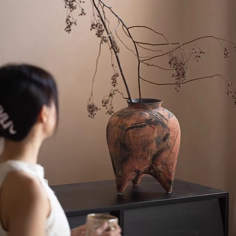 Vase rétro artisanal en poterie brute, style haut de gamme