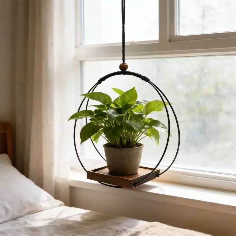Jardinière suspendue noire avec base en bois