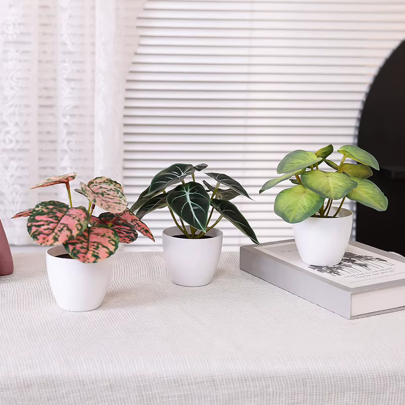 Plante verte artificielle en pot avec des feuilles de lierre vert