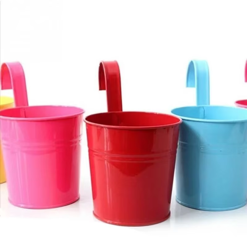 Confrontal Pot de fleur avec clou