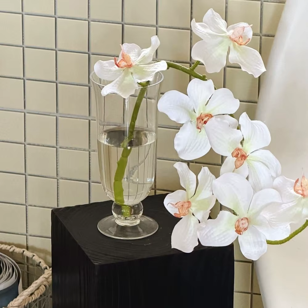 Vase à fleurs en verre transparent