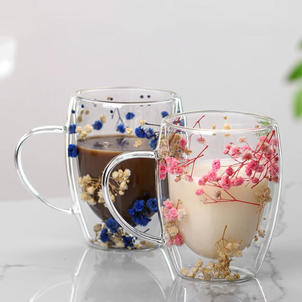 Tasse en verre à double paroi avec fleurs séchées
