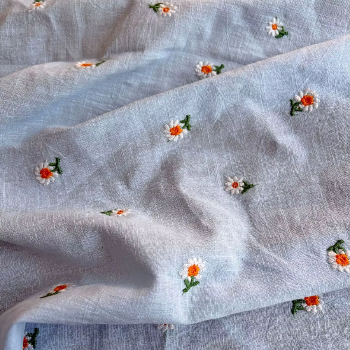 Tissu en lin et coton brodé tournesol