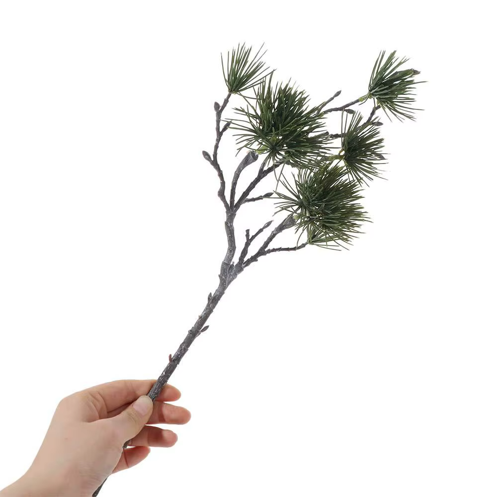 Arrangement floral, branche de pin artificielle verte