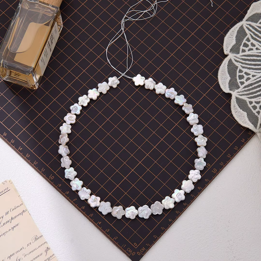 Perles d'eau douce naturelles en fleur de prunier baroque