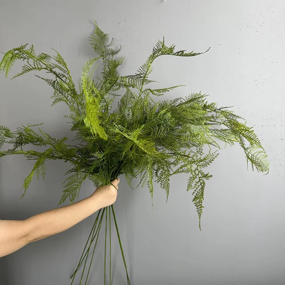 Grandes branches de plantes artificielles en fougère