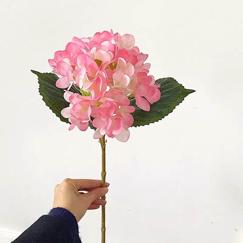 Fleur d'hortensia artificielle avec une touche de colle
