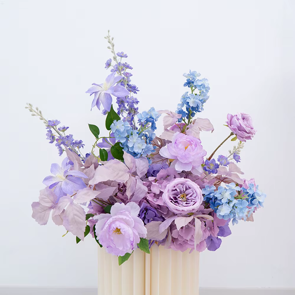 Arrangement de fleurs artificielles violettes luxueux