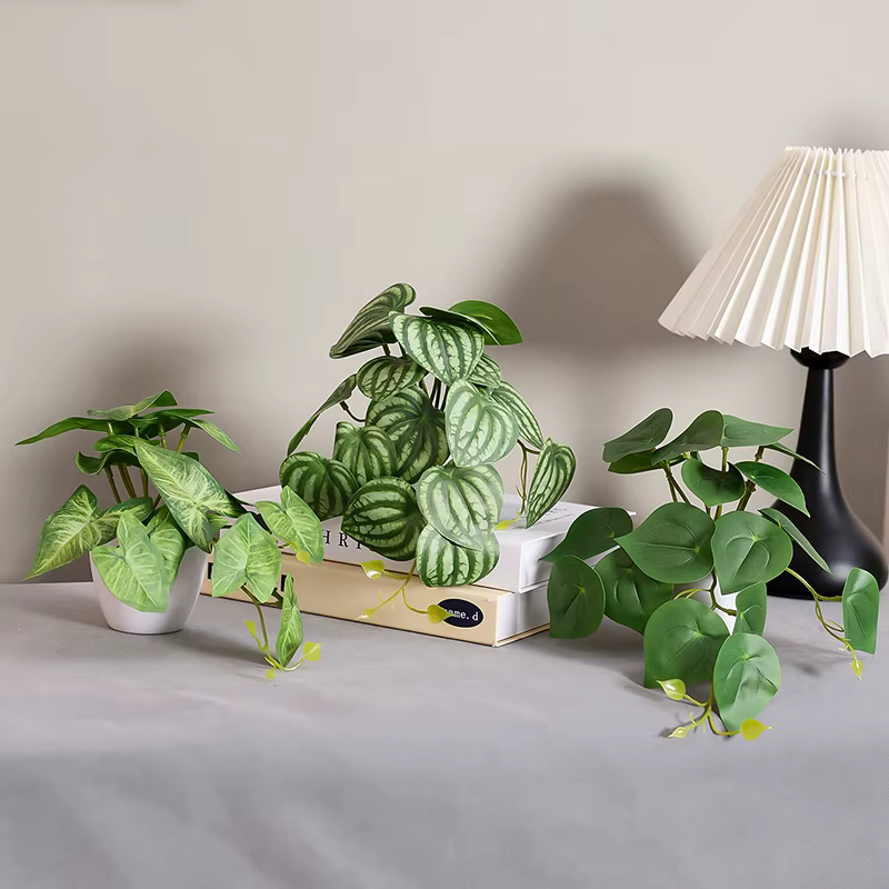 Plante verte artificielle en pot avec des feuilles de lierre vert