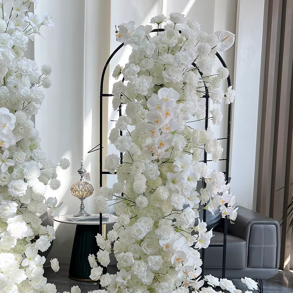 Arrangement floral 5D en pompons de roses et orchidées blanches pour arche de mariage