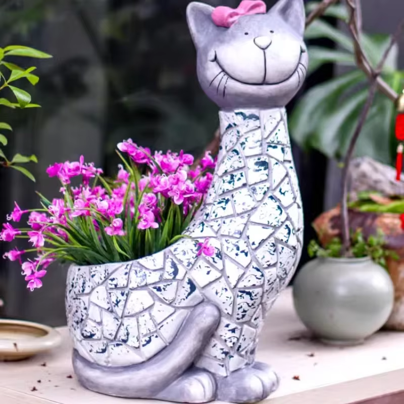 Pot de fleur en forme de chat en plein air