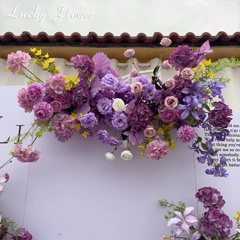 Décoration de mariage en plein air blanche/violette