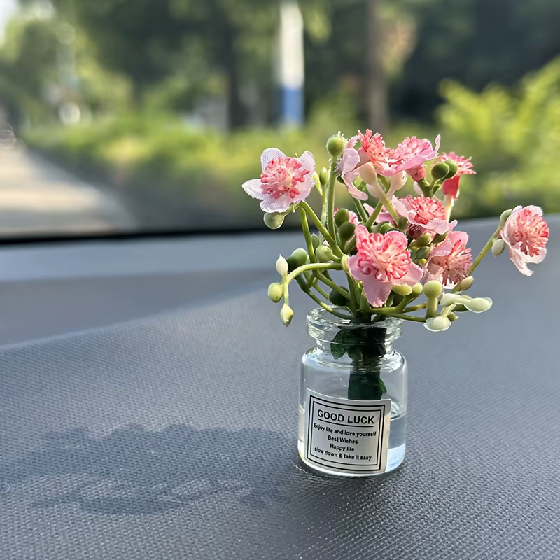Fleurs miniatures délicates en pot
