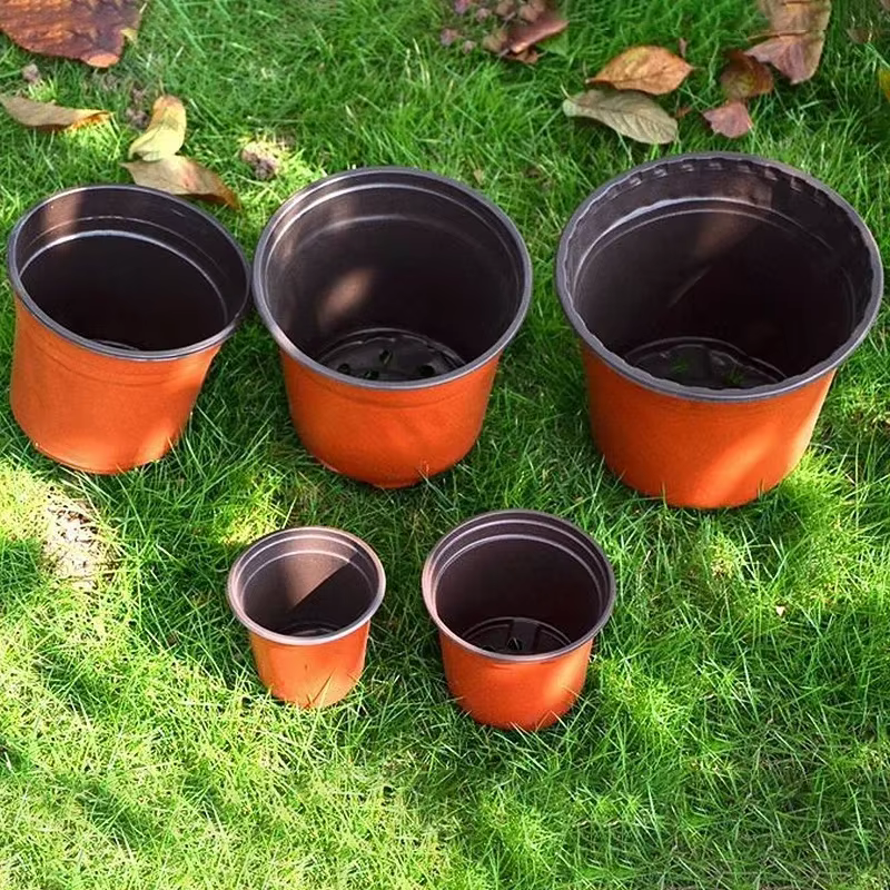 Pots de fleurs en plastique