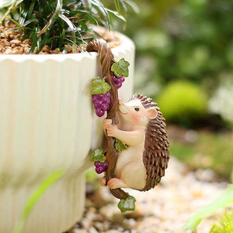 Statuette d'arbre grimpant hérisson en résine