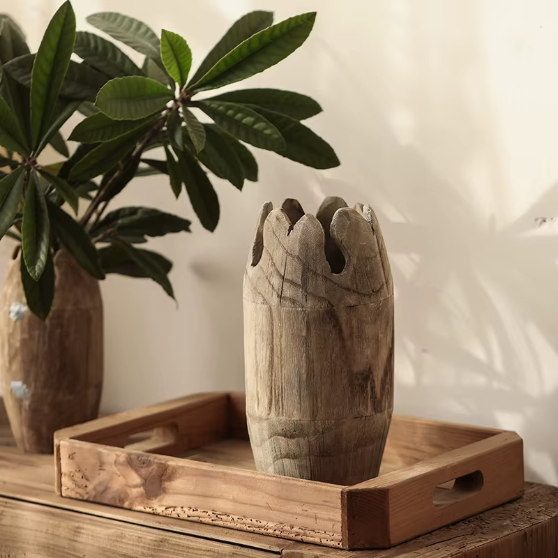 Vase d'arrangement de fleurs en bois